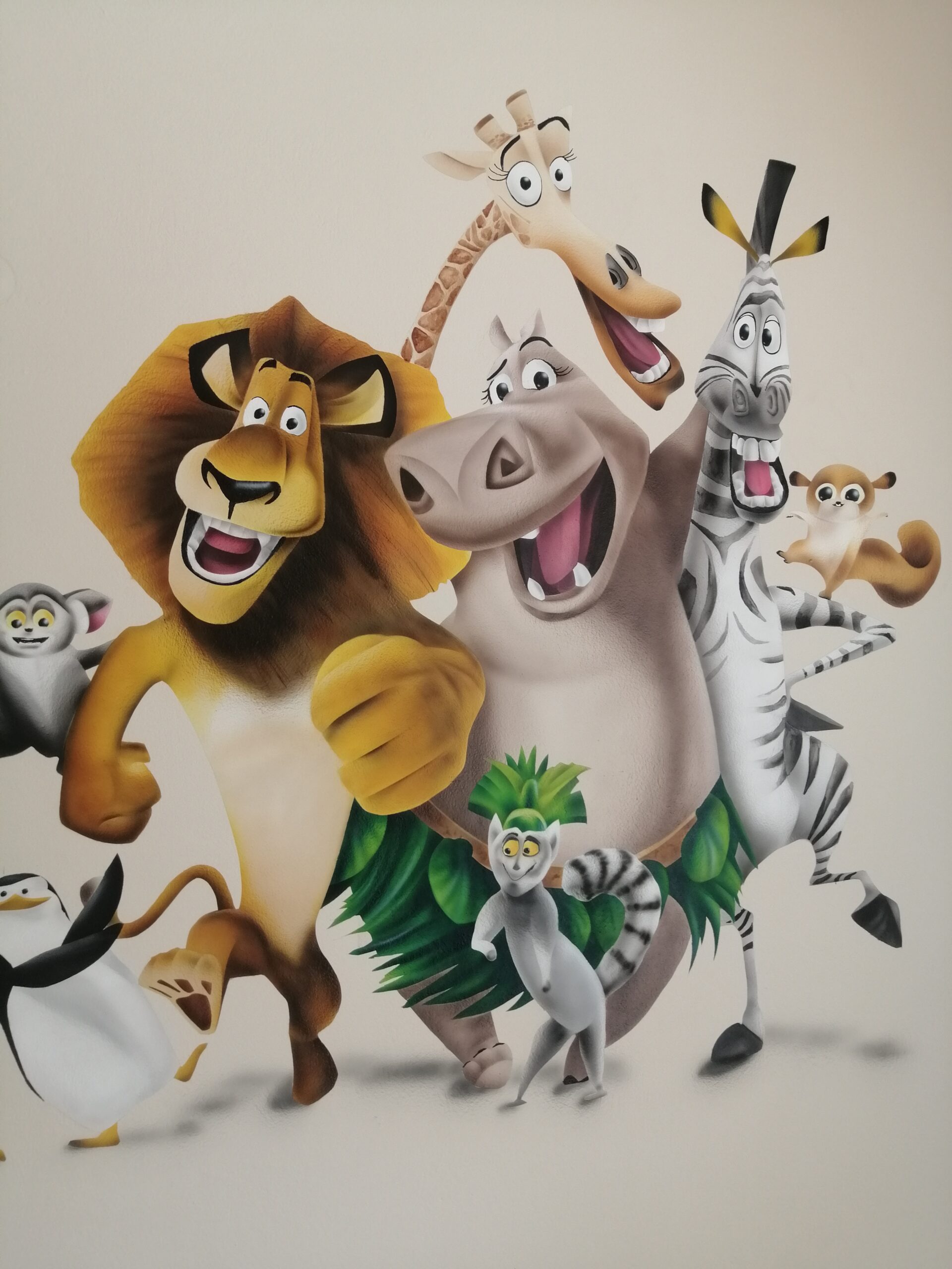 ζωγραφική σε παιδικό δωμάτιο με θέμα την ταινία Μαδαγασκάρη